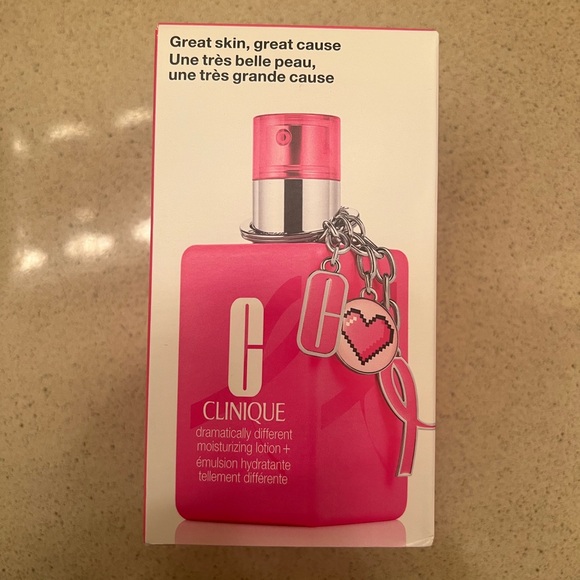 Clinique Limited-Edition Dramatically Different
Moisturizing Lotion+ JUMBO - Picture 2 of 4